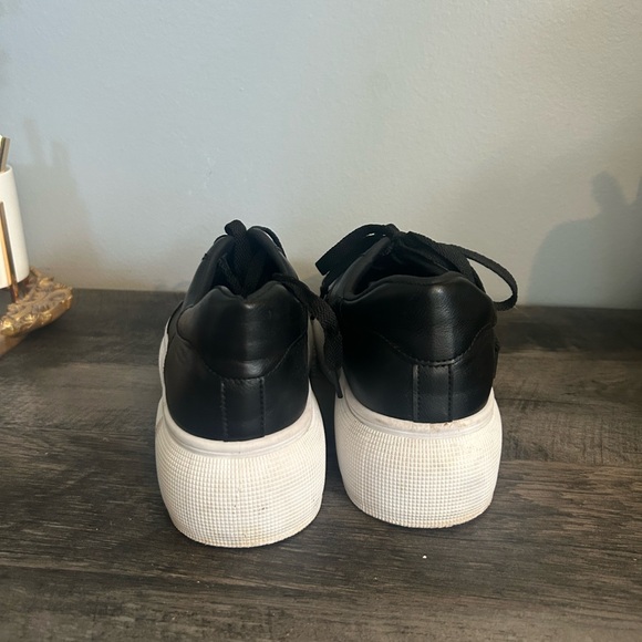 Ideal Shoes black lace-up platform sneakers - Picture 5 of 7